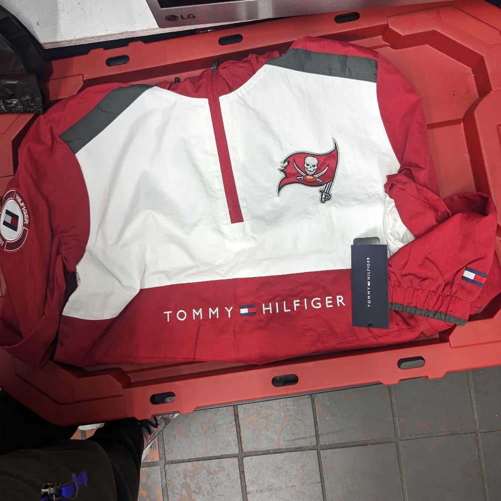 Tommy Hilfiger Tampa Bay Buccaneers pull over jacket